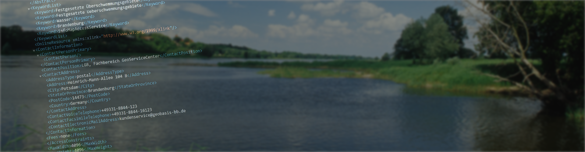 Eine ruhige Flusslandschaft an einem sonnigen Tag. Das Wasser des Flusses ist klar und spiegelt den blauen Himmel mit vereinzelten weißen Wolken wider. Am Ufer sind grüne Bäume und Sträucher zu sehen, und im Hintergrund erstrecken sich sanfte Hügel und Felder. Einige Gräser wachsen am Ufer und ragen ins Wasser hinein. Mit ausschnitt von Programmiercode über das Bild.