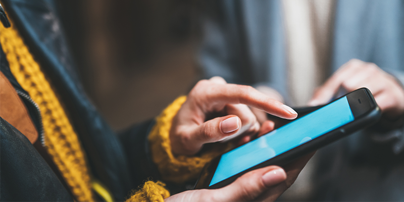 Blogger zusammen Punkt Finger Touchscreen Smartphone auf Hintergrund Licht in der Nacht Stadt, Mädchen Freunde mit in den Händen Handy, Online-Wi-Fi-Internet