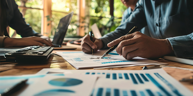 Treffen der Unternehmensberater zur Analyse und Diskussion der Situation im Finanzbericht im Besprechungsraum.