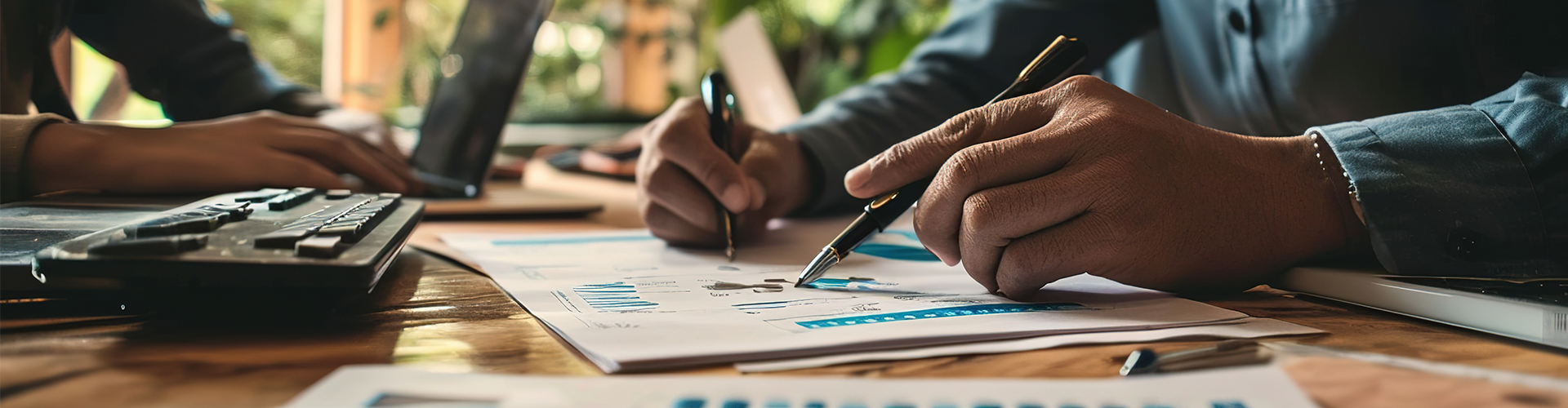 Treffen der Unternehmensberater zur Analyse und Diskussion der Situation im Finanzbericht im Besprechungsraum.